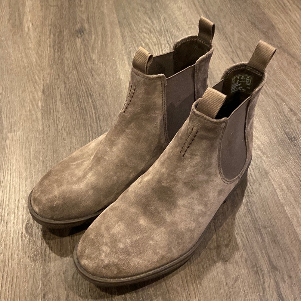 Chelsea boot collections by Clarks size 7 mens